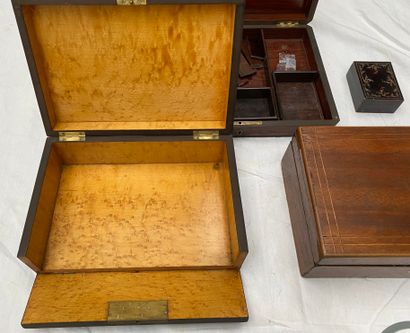 Set of boxes: 
-3 straw marquetry boxes,...