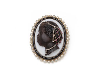 Broche pendentif en or 750 millièmes, ornée...