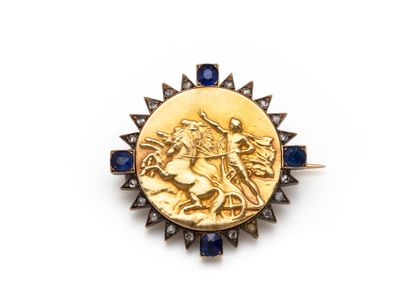Broche en or 750 millièmes ornée d’un médaillon...