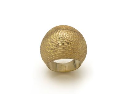 Bague en or 750 millièmes stylisant une boule...