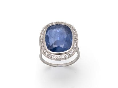 Ring in 750 thousandths white gold, set with...