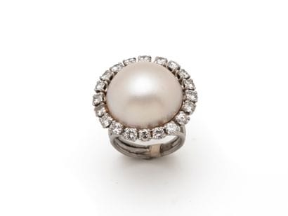 Bague en fils d’or gris 750 et platine 850...
