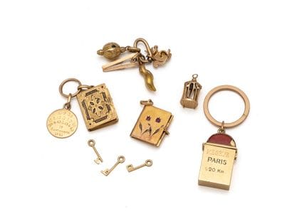Lot en or 750 millièmes, composé d’un porte-clé,...