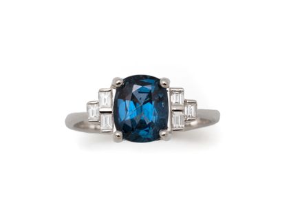 Ring in 750 thousandths white gold, set with...