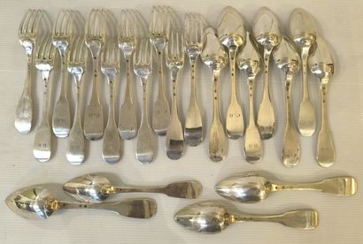 ENSEMBLE DE ONZE COUVERTS DE TABLE en argent...