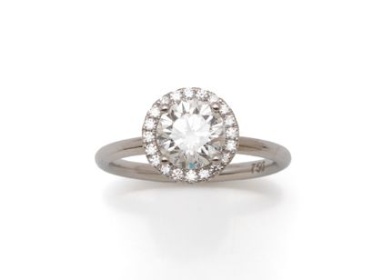 Ring in 750 thousandths white gold, set with...