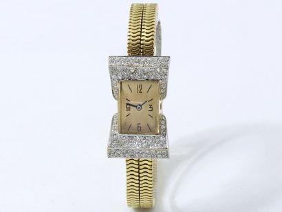Élégante montre de dame modèle tank en or...