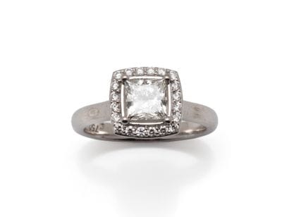 Ring in 750 thousandths white gold, set with...