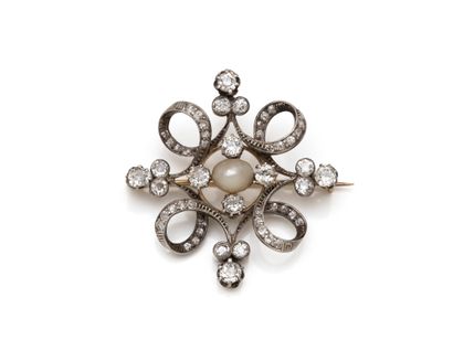 Scroll brooch in gold 750 and silver 800...