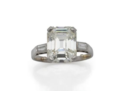 850 thousandth platinum ring set with a claw-set...
