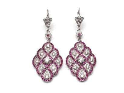 Delicate pair of earrings in 750 thousandths...