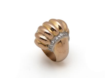 Bague dôme en or 750 millièmes, à décor de...