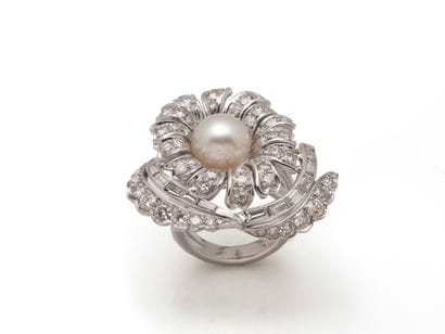 Importante bague en or gris 750 millièmes...