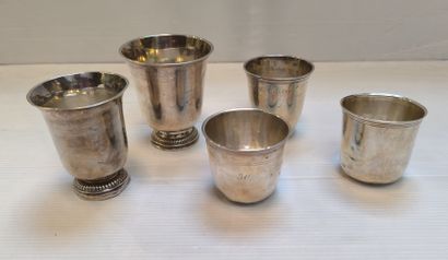 TROIS TIMBALES ET DEUX GOBELETS en argent....