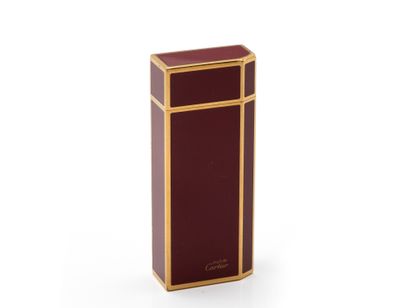 CARTIER ‘’ MUST’’. Briquet à gaz en plaqué...