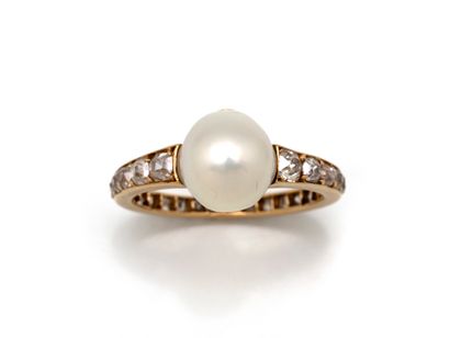 Bague en or 750 millièmes, ornée d’une perle...