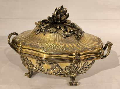 RARE TERRINE en argent doré (925). PARIS,...