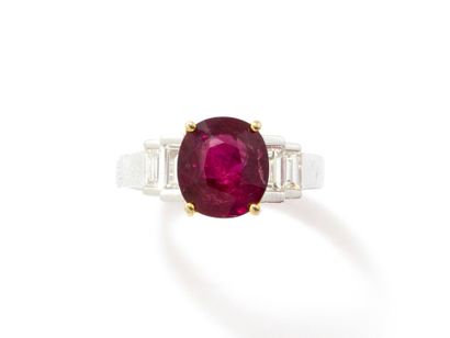 Two-tone gold ring 750 thousandths, set with...