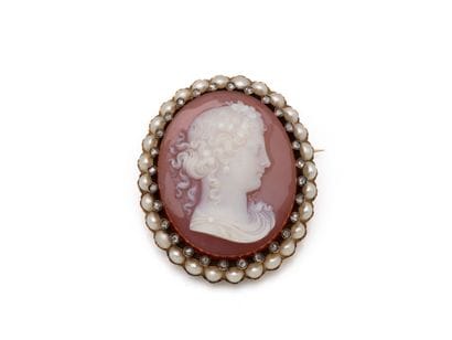 Broche en or 750 millièmes légèrement noirci,...