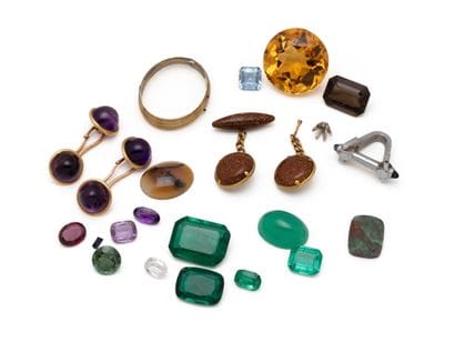 Lot composé d’une paire de boutons de manchettes...
