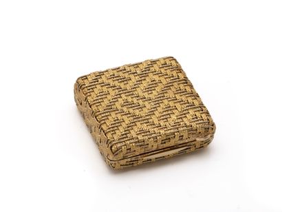 Pill box in braided 750 thousandths gold....