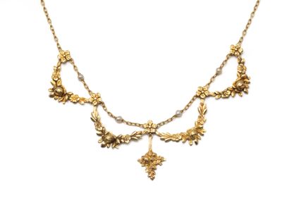 Collier draperie en or 750 millièmes, à décor...