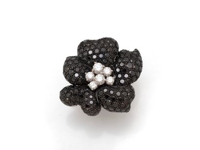 Bague fleur épanouie en or gris 750 millièmes,...