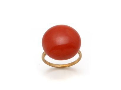 Bague en or 750 millièmes, ornée d’une importante...