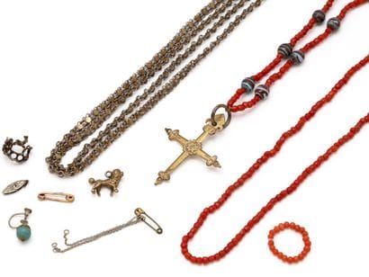 Lot composé d’un collier de perles de corail...