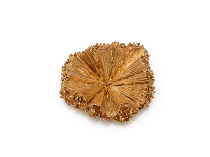 CHAUMET. Clip de revers stylisé en or 750...