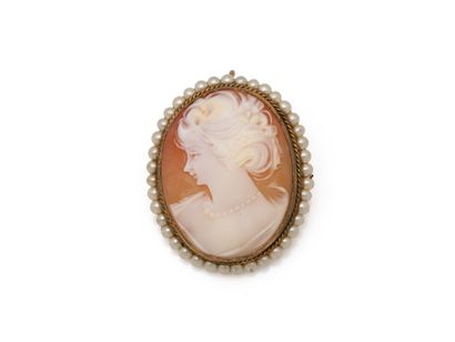 Broche pendentif en métal doré, ornée d’un...