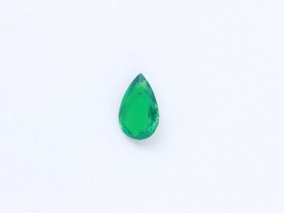 Émeraude taille poire de belle couleur sur...
