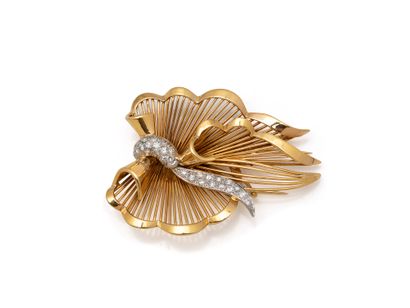 Brooch in 750 and 850 thousandths platinum...