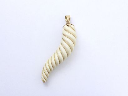 Pendentif en or 585 millièmes stylisant une...