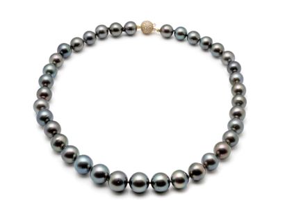 Collier composé d’une chute de perles grises...