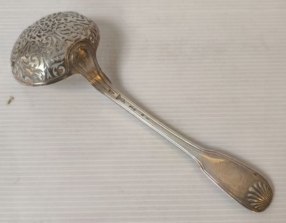 CUILLER SAUPOUDREUSE en argent. PARIS, Jacques...