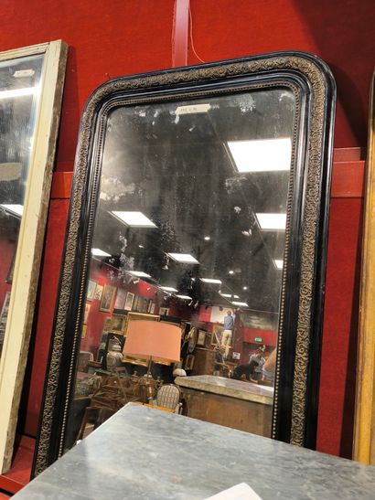 Miroir en bois stuqué laqué noir, fin du...