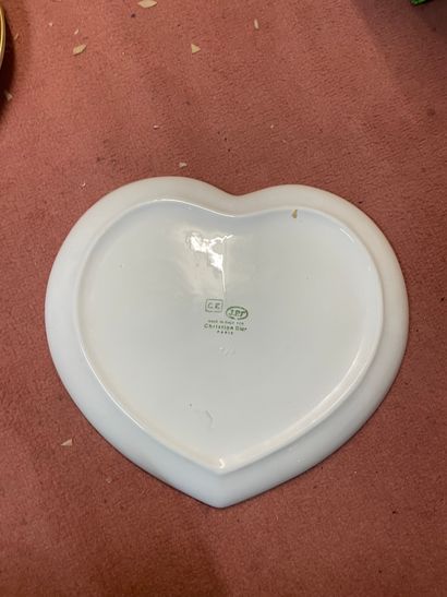 Paire de tasses et leur sous tasse en porcelaine...