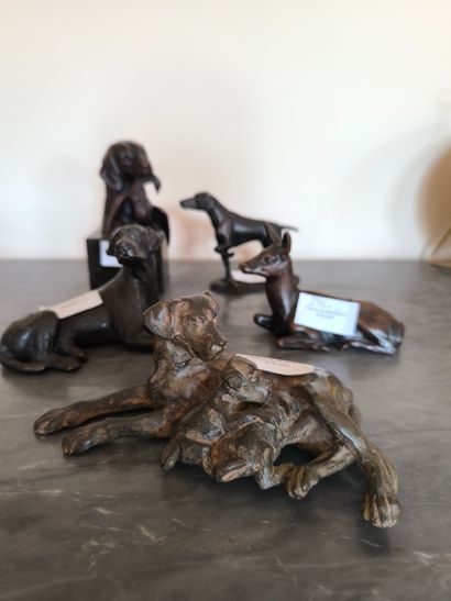 Lot de 5 groupes en bronze et divers. Chiens...