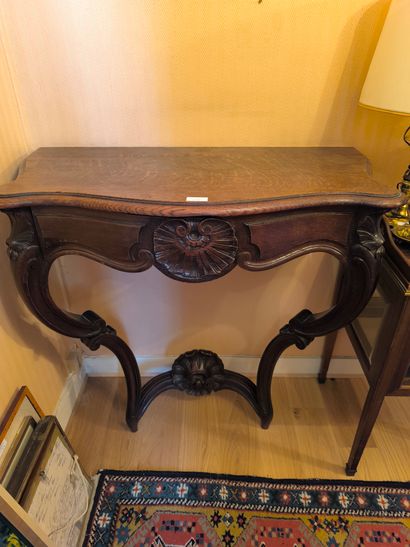 Console en chêne teinté de style Louis XV....