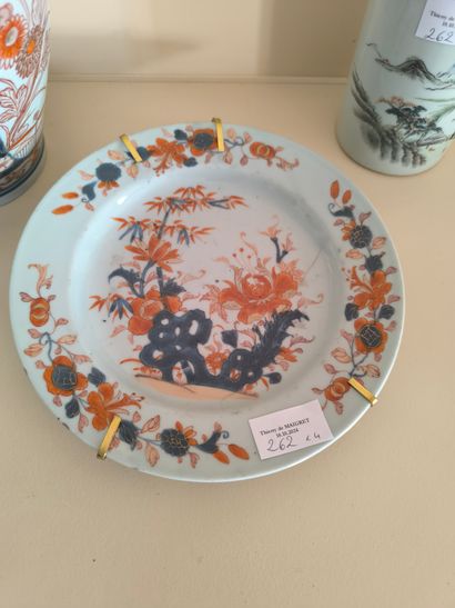 Potiche Imari. Deux assiettes Chine décor...