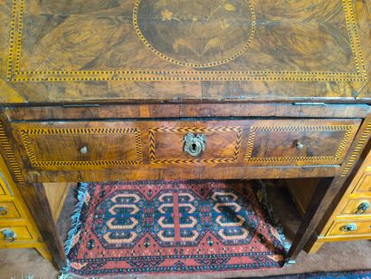 Bureau de pente en placage décor floral,...
