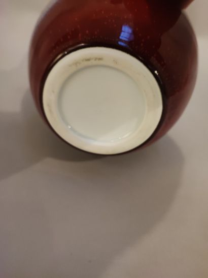 Chine ou Japon. Vase en porcelaine fond sang...