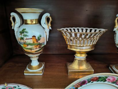 Paire de vases à col de cygne et coupe en...