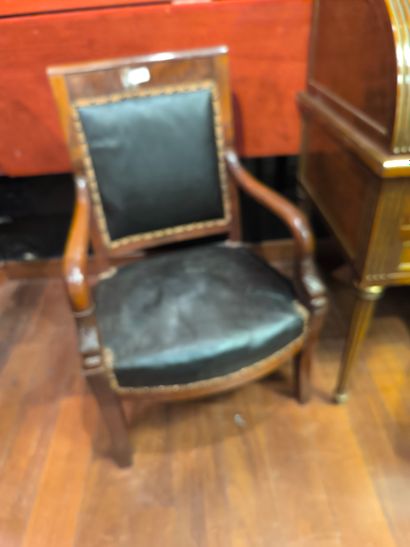 5 fauteuils en noyer, ou acajou, ou laqué,...