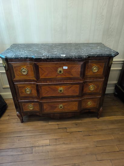 Commode à ressaut à trois tiroirs en placage....