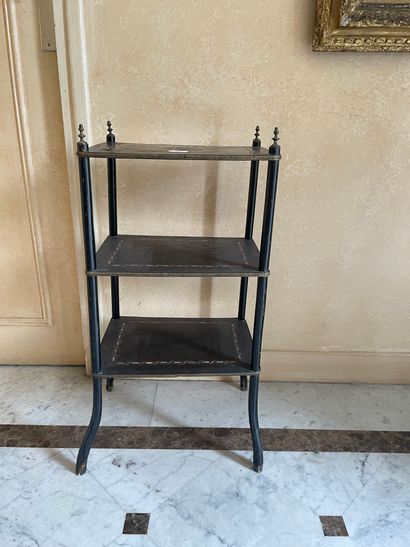 Guéridon à trois plateaux à décor marqueté...