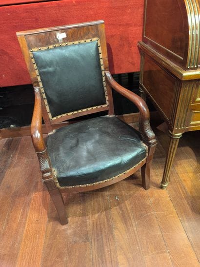 5 fauteuils en noyer, ou acajou, ou laqué,...