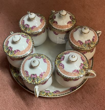 Six pots à crème et leur couvercle sur un...
