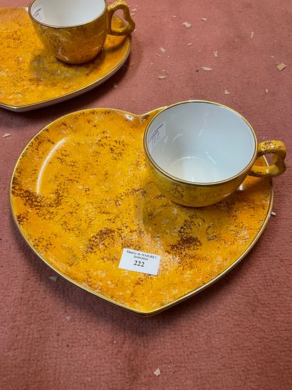 Paire de tasses et leur sous tasse en porcelaine...